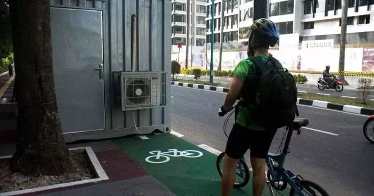 Setelah tiang, kontainer di jalur sepeda Jakarta ini jadi sorotan