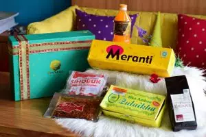 Pengen beli oleh-oleh saat liburan tapi nggak mau ribet? Ini tipsnya