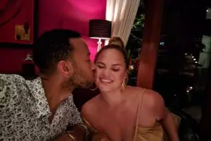 Makan ayam goreng pinggir jalan di Bali, aksi John Legend heboh