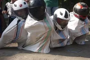 6 Momen balap karung ini sukses bikin ngakak sampai garis finish