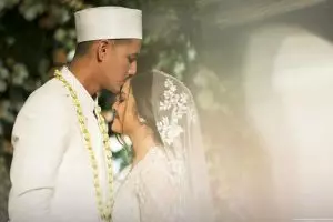 Tak biasa, 5 pasangan seleb ini pakai uang dolar sebagai mas kawin