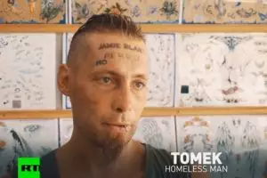 Jidatnya ditato saat mabuk, reaksi pria ini ketika sadar tak disangka