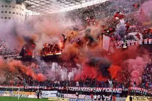 10 Momen lawas pertandingan sepak bola berjubel suporter, riuh banget