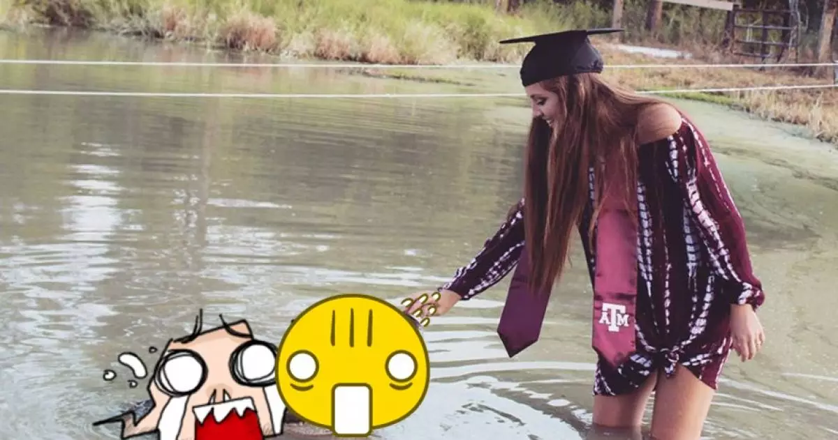 Rayakan kelulusan, makhluk yang diajak foto wanita ini bikin kamu syok