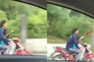 Aksi emak-emak naik motor sambil main HP ini bikin jantung mau copot
