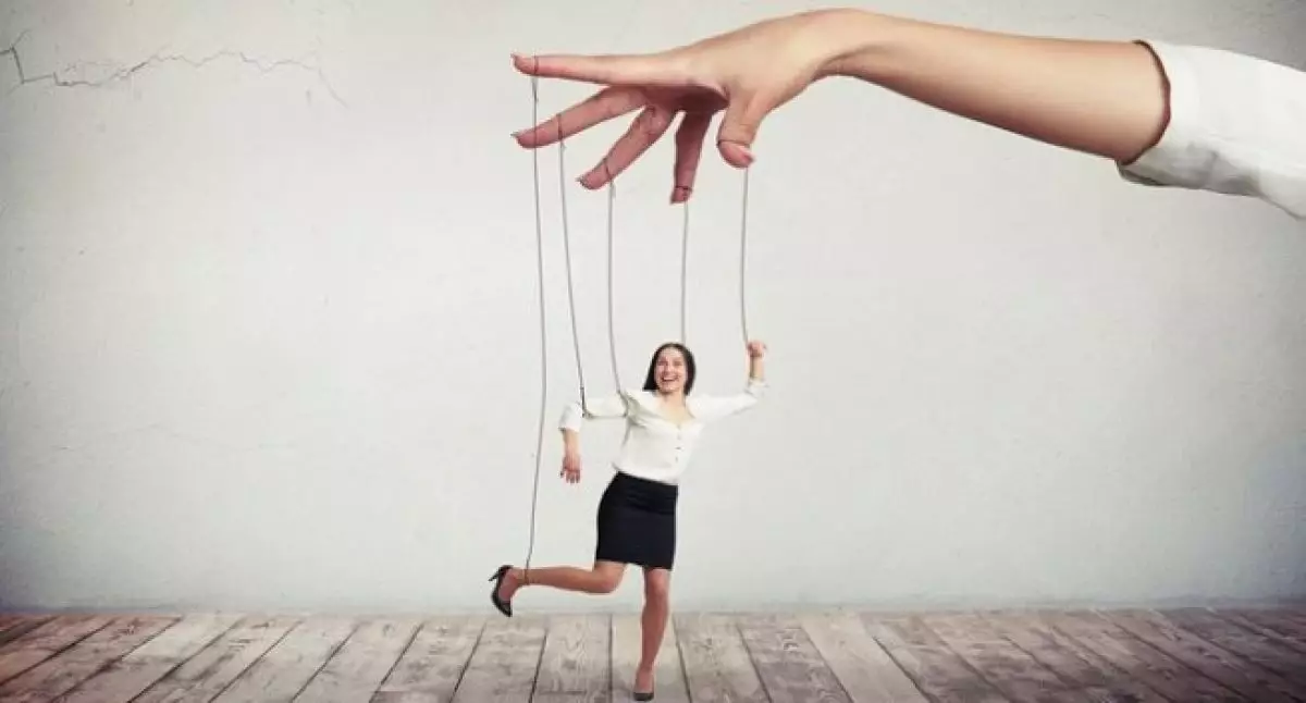 Pacar suka kepo handphone kamu, itu tanda control freak!