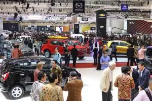 7 Tipe orang di ajang pameran mobil, kelakuannya ada yang bikin ngakak