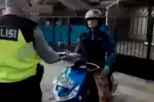 Diberhentikan polisi, reaksi pemotor di trotoar ini bikin ngelus dada