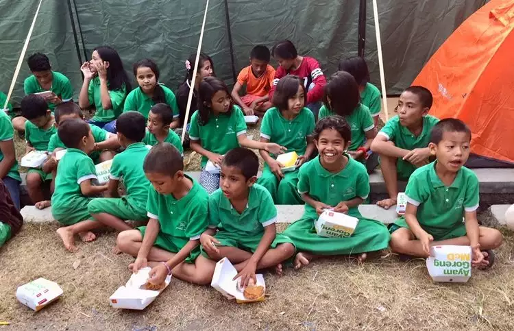 Dapat bantuan makanan, anak-anak korban gempa kembali ceria