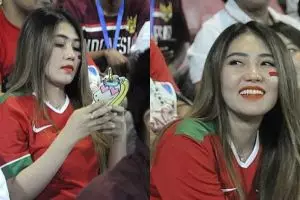 8 Momen Via Vallen dukung Timnas di stadion, ikut pimpin garuda clap
