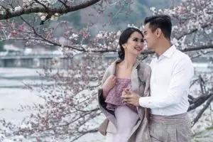 Gaya 5 seleb prewedding di Jepang, mesra berdua di bawah bunga Sakura