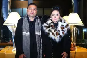 Unggah foto ciuman bareng pasangan, 4 seleb ini malah tuai cibiran