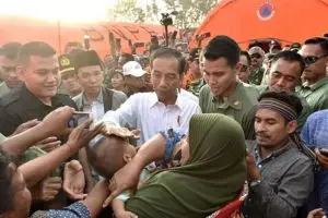 7 Potret kegiatan Presiden Jokowi di tenda pengungsian Gempa Lombok