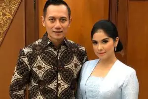 Momen AHY-Annisa pamer foto di depan kabah, padahal sudah dilarang