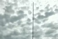 Mengharukan, bocah panjat tiang bendera upacara HUT karena tali lepas