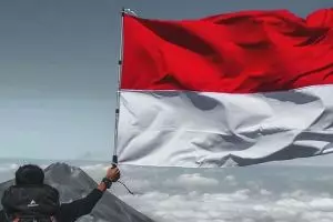 10 Potret indahnya merah putih berkibar di atas gunung, bikin bangga