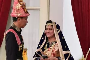 Anggun saat upacara HUT RI, Iriana ternyata sempat makeup sendiri