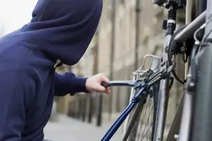 Selesai mencuri, maling ini ketiduran di sofa rumah korbannya