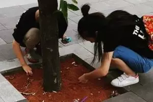 'Tamparan' bagi Indonesia, suporter Jepang punguti puntung rokok di AG