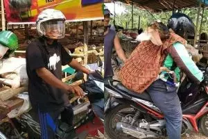7 Potret kocak driver ojol bawa hewan kurban, kambingnya dipakein helm