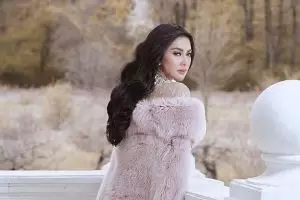 Syahrini pamer lekuk tubuh di medsos, dicibir hasil editan foto