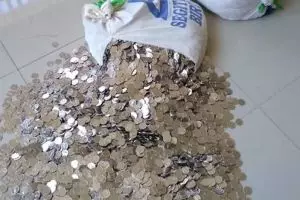 Kecewa, pria ini bayar uang cerai Rp 178 juta pakai uang receh