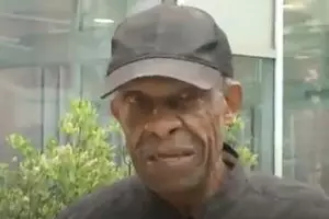 Istri sakit kanker otak, kakek 98 tahun ini jalan 10 km setiap hari