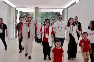 8 Potret seru keluarga SBY nonton Asian Games, kompak baju merah putih