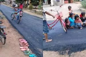 Bocah main di jalan baru diaspal ini lepas sandal, polos dan sederhana