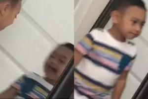 Berpose di depan cermin, yang dialami bocah ini bikin merinding