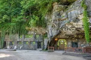 Awalnya tempat penyimpanan bom, goa ini disulap jadi hotel mewah