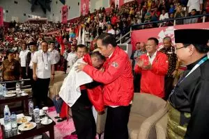 Momen terbaik Asian Games 2018, Jokowi-Prabowo pelukan bareng atlet