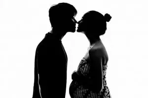 5 Potret cantik maternity Putri Marino, kenakan batik motif untuk raja