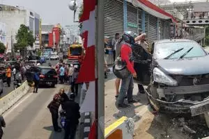 Kabur lewat busway usai tabrak motor, pengendara mobil diamuk massa
