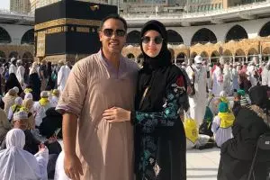 Penyambutan Nia-Ardi Bakrie pulang haji ini meriahnya bak pesta ultah
