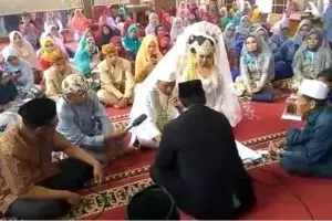 Dinyatakan sah, mempelai wanita ini sampai selebrasi saking girangnya