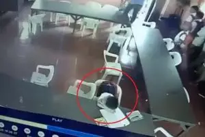 Aksi kocak bocah saat ketiduran di kelas, pakai kursi dikira tas