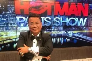 Foto bareng istri sebelum ke pesta adat, Hotman Paris dihujani pujian