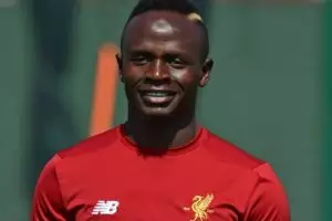 Aksi bintang Liverpool Sadio Mane bersihkan toilet masjid panen pujian