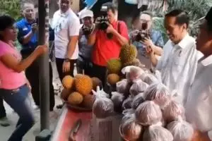 Tinjau korban gempa Lombok, Jokowi borong durian satu bakul