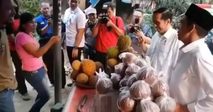 Tinjau korban gempa Lombok, Jokowi borong durian satu bakul