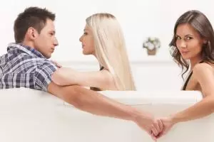 Pergoki suami & selingkuhan di kasur, istri lakukan hal mengejutkan