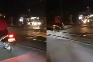 Momen emak-emak lolos dari tabrakan KRL ini bikin deg-degan