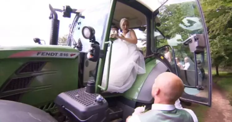 Alasan pria paksa kekasihnya naik traktor lalu diturunin ini so sweet
