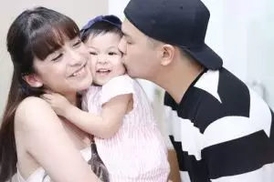 Tirukan gaya Chelsea Olivia saat makeup, aksi Nastusha ini bikin gemas