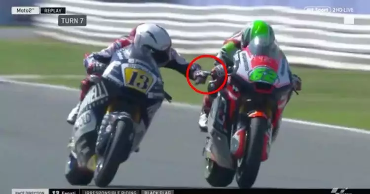 Detik-detik pembalap Moto2 tekan rem tangan lawan, aksinya tak sportif