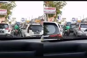 Di tengah macet, driver ojol ini susah payah buka jalan untuk ambulans
