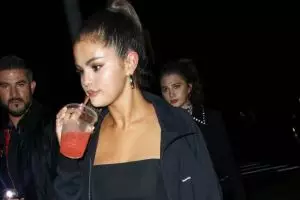 Mirip kaus kaki, harga sepatu boots Selena Gomez ini bikin melongo