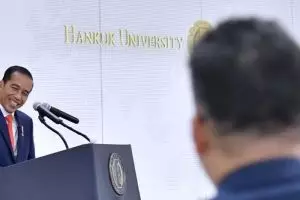 Beri kuliah umum di Korsel, Jokowi pamer aksi akrobatik di Asian Games