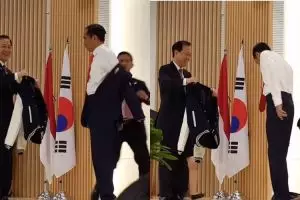 Berganti jaket mahasiswa HUFS Korea, Jokowi sempat 'jatuhkan' jasnya